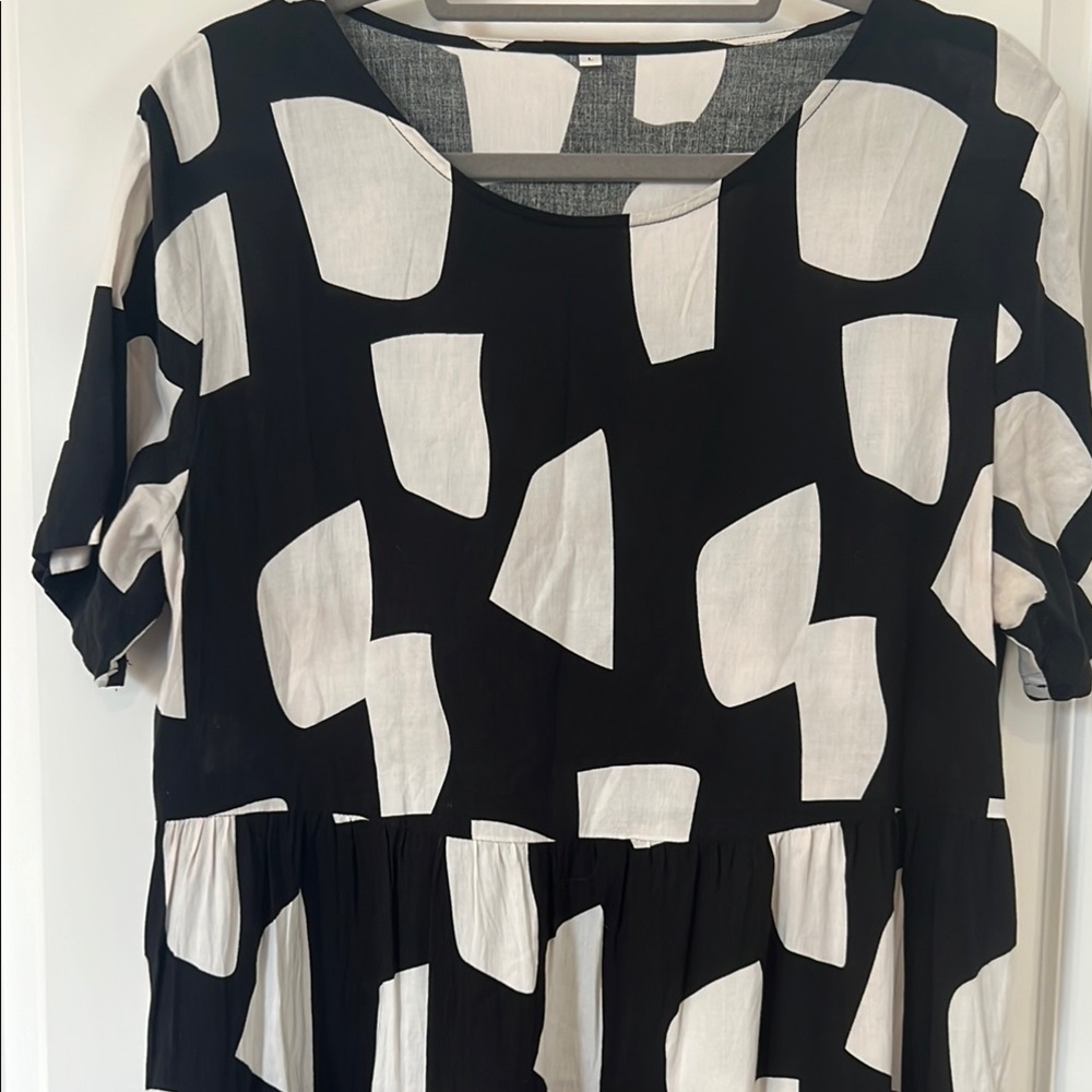 Casual Black and White Maxi Sundress with Crew Neck - Picture 2 of 5